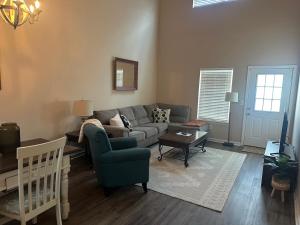 Spacious Cartersville Townhome