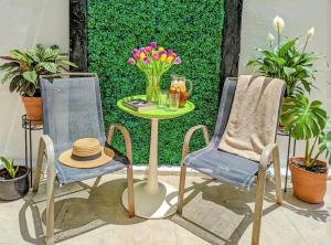 One Bedroom Apartment with Memory Foam King Bed and Fast WiFi Near the Beach 2A