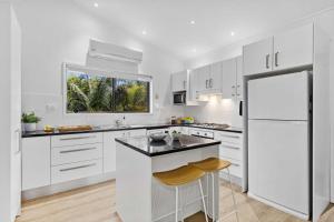 Mollymook Den Coastal Retreat - Walk to Beach & Town