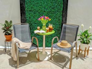 Family Suite with 2 Double Beds with Fast WiFi and Air Conditioning Near Beach 8A