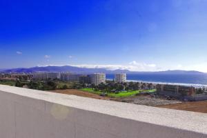 Departamento 8vo piso con piscina con orientación oriente cercano a playa El Faro