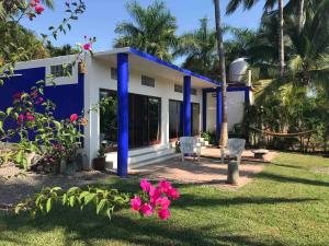 Private Room Steps to Beach Tropical Garden Retreat Breakfast Included