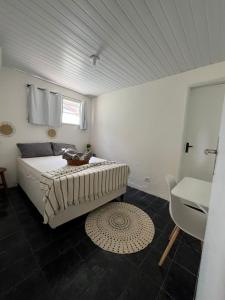 Casa vista panorâmica para o mar com piscina e lareira