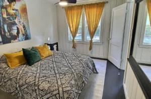Luxury Island Bungalow MINS to Beach & UF Flagler Hospital