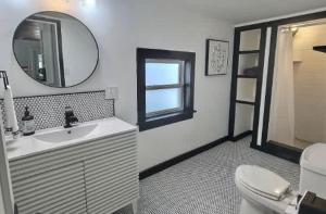 Luxury Island Bungalow MINS to Beach & UF Flagler Hospital