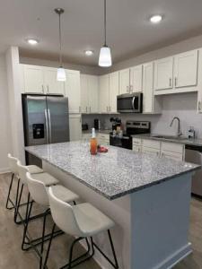 Luxury Resort Living, Pool, BBQ, Fitness Center, 1st Floor, Minutes 2 May Clinic