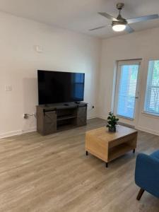 Luxury Resort Living, Pool, BBQ, Fitness Center, 1st Floor, Minutes 2 May Clinic