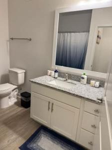 Luxury Resort Living, Pool, BBQ, Fitness Center, 1st Floor, Minutes 2 May Clinic