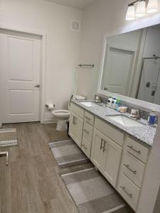 Luxury Resort Living, Pool, BBQ, Fitness Center, 1st Floor, Minutes 2 May Clinic