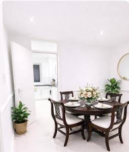 One Bedroom Contractor Flat Sleeps 10 with Multiple Parking Deptford Wharf Near Surrey Quays and Canada Water Station