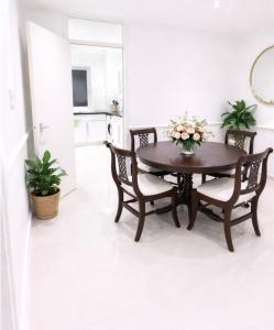 One Bedroom Contractor Flat Sleeps 10 with Multiple Parking Deptford Wharf Near Surrey Quays and Canada Water Station