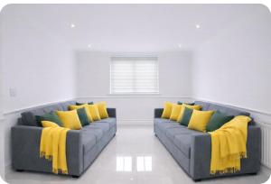 One Bedroom Contractor Flat Sleeps 10 with Multiple Parking Deptford Wharf Near Surrey Quays and Canada Water Station