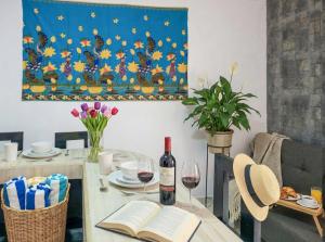 Romantic Escape I Beach 500m I Memory Foam King Bed I AC Kitchen Fast WiFi Value Stay 6B