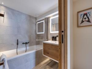 Duplex haut de gamme près du centre de Val dIsère, 4 chambres, parking - FR-1-567-142