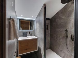 Duplex haut de gamme près du centre de Val dIsère, 4 chambres, parking - FR-1-567-142