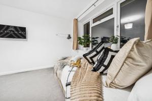 Elegant Redhill Drive Retreat Near Eastville Park 4 BR By AltoLuxo Short Lets & Serviced Accommodation