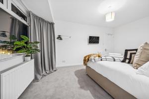 Elegant Redhill Drive Retreat Near Eastville Park 4 BR By AltoLuxo Short Lets & Serviced Accommodation