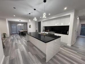 Brand New Retreat in Manor Lakes Victoria that can fit up to 10 guests, 2 guests per bedroom