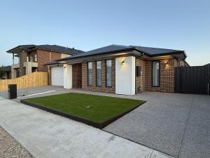 Brand New Retreat in Manor Lakes Victoria that can fit up to 10 guests, 2 guests per bedroom