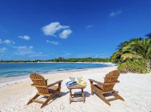 One Bedroom Apartment with Pool Gym Fast WiFi and Air Conditioning Near the Beach 303