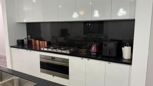 Brand New Retreat in Manor Lakes Victoria that can fit up to 10 guests, 2 guests per bedroom