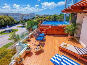 One Bedroom Apartment with Pool Gym Fast WiFi and Air Conditioning Near the Beach 303