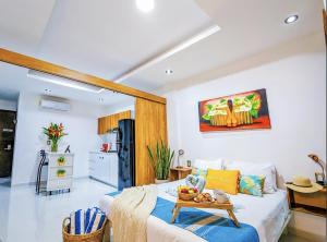 One Bedroom Apartment with Pool Gym Fast WiFi and Air Conditioning Near the Beach 303