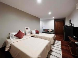 Baan Rak BTS phromphong Emsphere