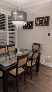 Bright Room Private Bathroom Parking Available min 30 nights