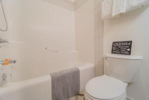 2BR 2BA Newly Renovated Harvie Heights Townhouse retreat
