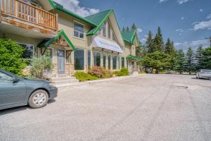 2BR 2BA Newly Renovated Harvie Heights Townhouse retreat
