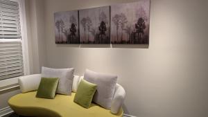 Bright Room Private Bathroom Parking Available min 30 nights