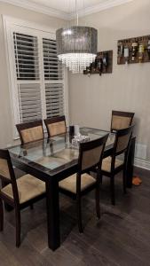 Bright Room Private Bathroom Parking Available min 30 nights