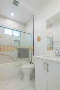 Affordable Bed with Ensuite Bath in Prime Mid-City - CHA7C