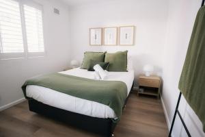 Quiet Little Manly 1 bed - 3min walk Harbour & Beaches w Level Access