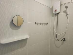 Lumphini 5 Train station center EnSuite Aircon