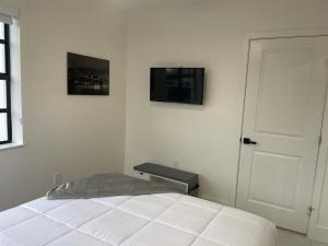 Transit-Friendly Flamingo Park Hideaway