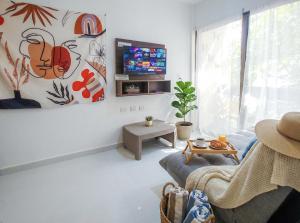 One Bedroom Apartment with King Bed Pool Gym and Fast WiFi Near the Beach 305