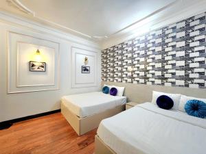 The Lake Silk Hotel & Travel