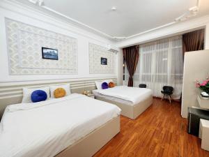 The Lake Silk Hotel & Travel