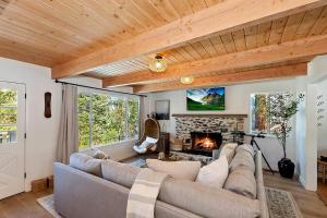 Yama Cabin - 5 min walk to the village, EV plug, hot tub, kid & pet friendly