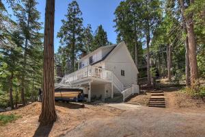 Yama Cabin - 5 min walk to the village, EV plug, hot tub, kid & pet friendly