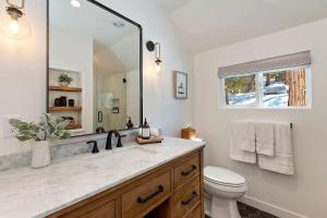 Yama Cabin - 5 min walk to the village, EV plug, hot tub, kid & pet friendly
