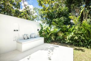 Modern 2BR Villa, 4min to Bingins Coastal Charm