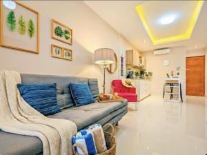 Romantic Escape I Beach 500m I Rooftop Pool Gym Patio I King Bed Fast WiFi AC 204