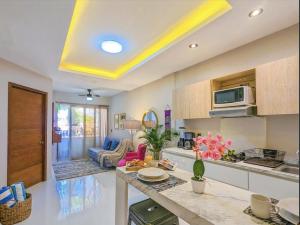 Romantic Escape I Beach 500m I Rooftop Pool Gym Patio I King Bed Fast WiFi AC 204