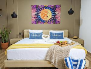 Romantic Escape I Beach 500m I Rooftop Pool Gym Patio I King Bed Fast WiFi AC 204