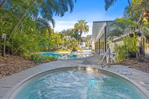 Baden 2 - Rainbow Shores. Pool. Tennis court