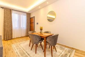 2 Bedrooms in Westlands with Pool&Gym