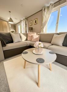 Hot Tub Private Lodge - Fountain Fishing Lakes